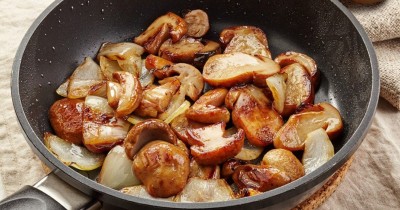 Жареные белые грибы с луком на сковороде