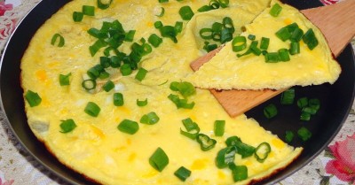 Простой омлет с молоком на сковороде