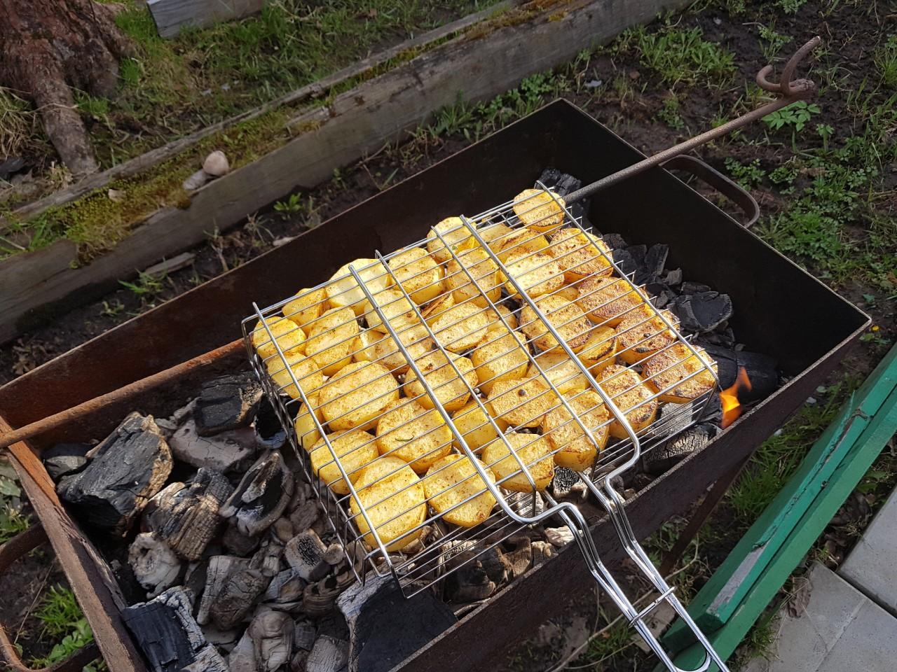Картошка в углях сколько времени. Картофель на мангале на решетке. Картофель на костре на решетке. Картофель барбекю. Картошка решеткой.