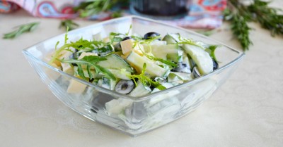 Салат с рукколой огурцом и сыром