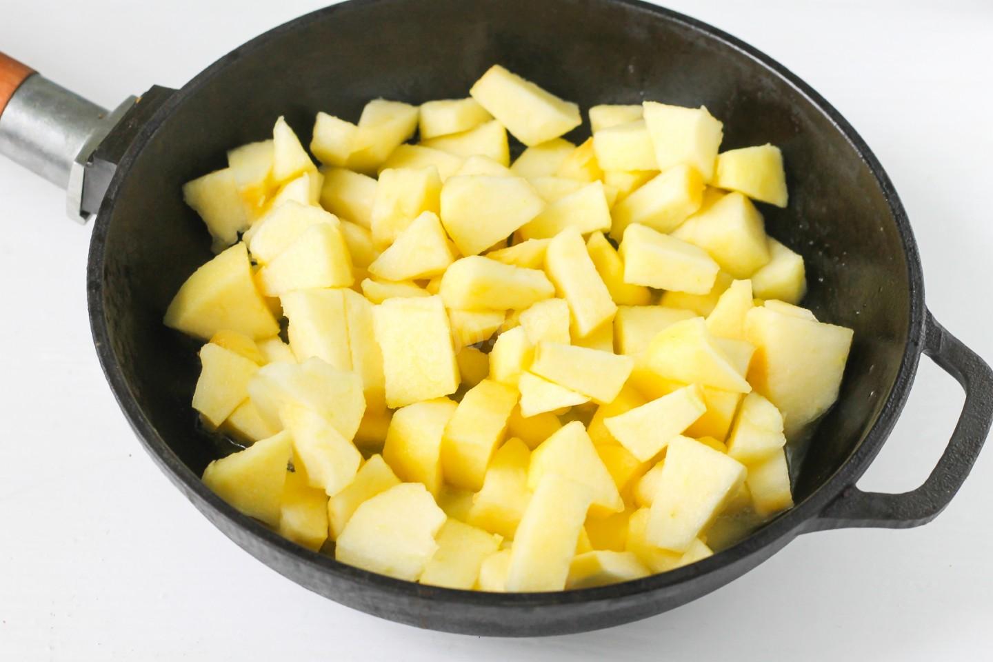 Карамелизация яблок. Нарезанные яблоки. Нарезка яблок кубиком для штруделя. Мелко нарезанные яблоки для штрудель. Нарезанные яблоки добавляем в тесто.