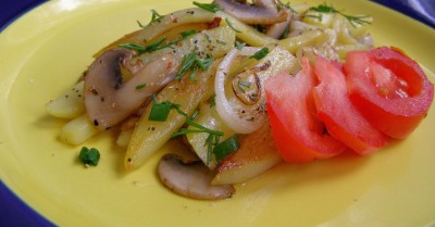 Жареная картошка с шампиньонами и луком