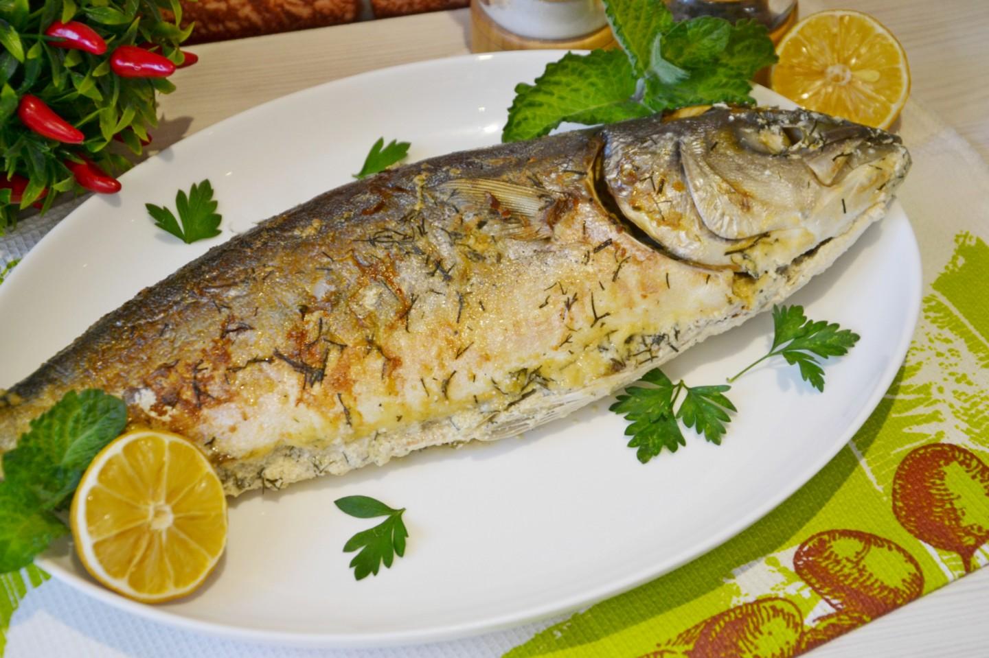 Запеченная мелкая рыба. Рыба фаршированная лакедра. Лакедра желтохвостая рецепты приготовления. Запеченный тунец. Рыба запеченная в духовке.