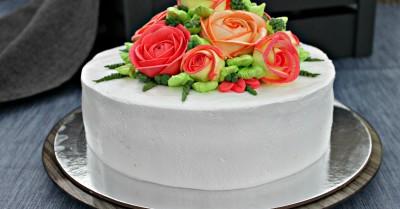 Торт с меренгами украшенный цветами на день рождения