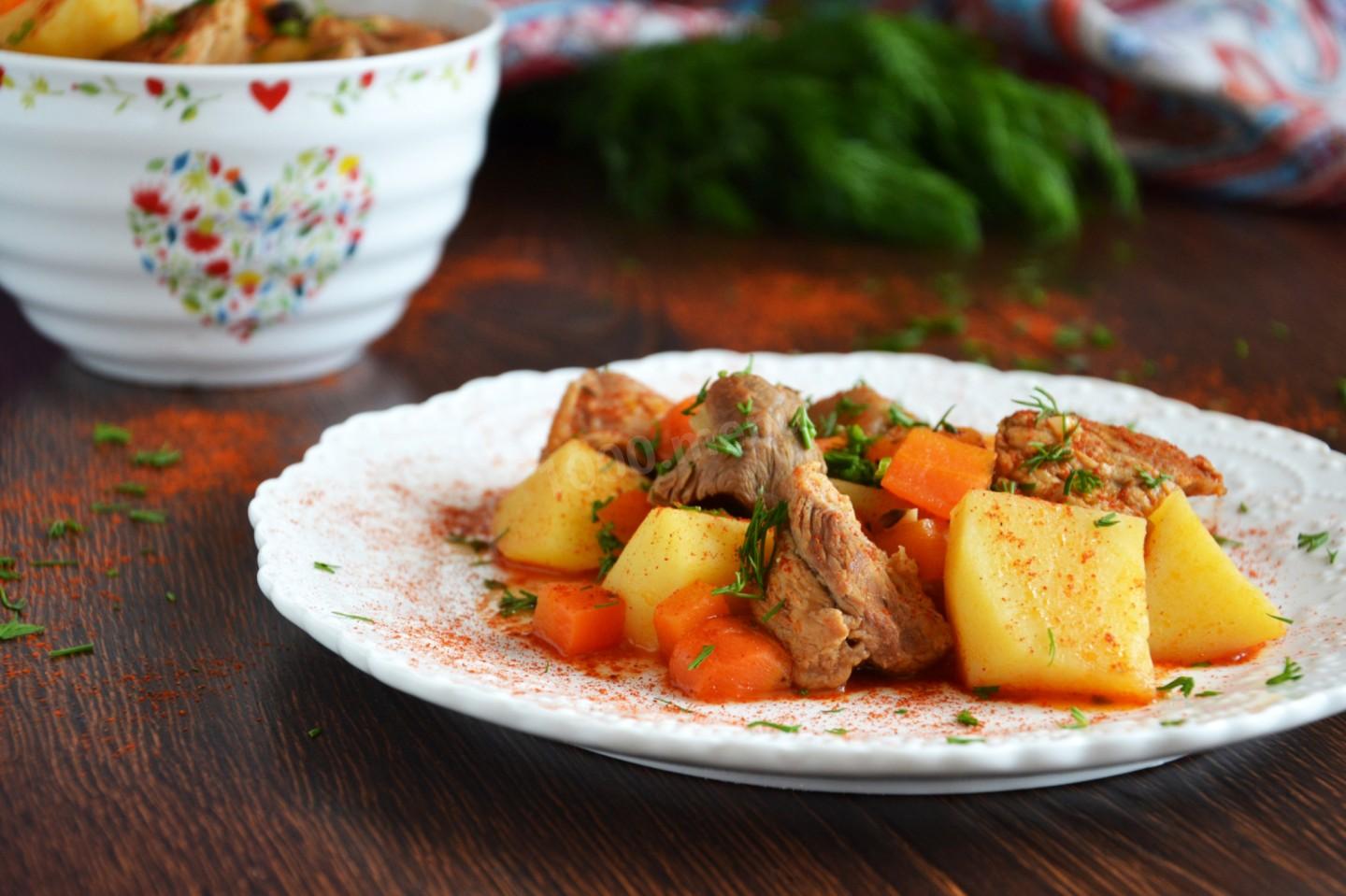 Картошка тушеная с мясом в кастрюле на плите рецепт фото пошагово