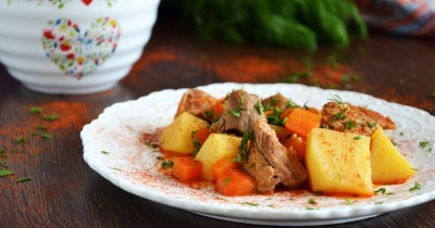 Картошка с мясом и овощами тушеная в кастрюле