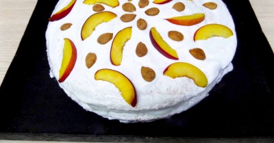 Бисквитный торт персиковый со сливочным кремом