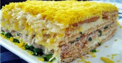 Торт салат с крекерами и рыбными консервами закусочный