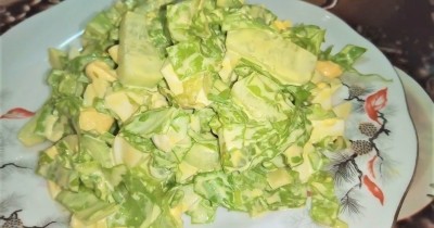 Зеленый весенний салат с зеленью и яйцом