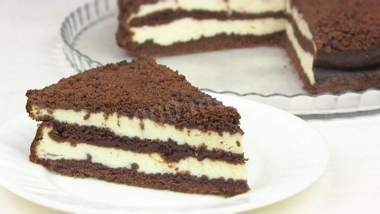 Просто кухня шоколадно творожный пирог. Шоколадный пирог с творогом. Творожный торт с шоколадной крошкой. Творожный торт с какао в духовке. Пирог творожный с шоколадной крошкой.