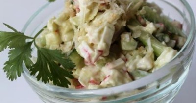 Салат с крабовыми палочками, огурцом и авокадо