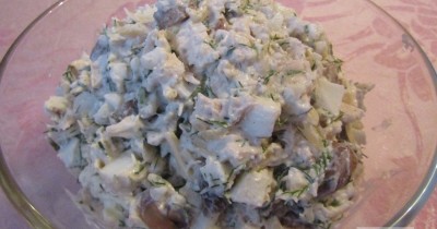 Салат с курицей грибами и сыром