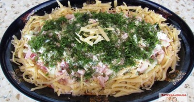 Салат с вареной колбасой яйцами сыром овощами