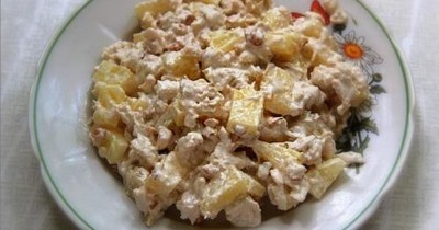 Салат Вареная курица с грецким орехом, ананасом и майонезом