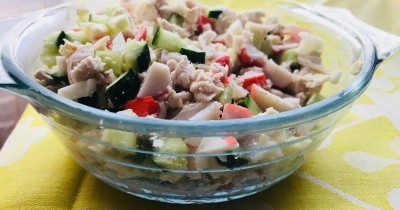 Салат из отварной курицы и крабовых палочек