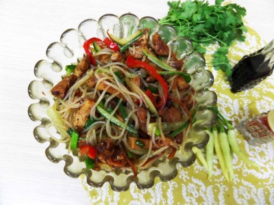 Фунчоза с курицей и огурцами