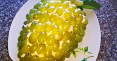 Салат с белым виноградом курицей сыром