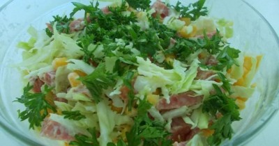 Салат из капусты с колбасой и кукурузы
