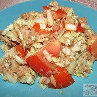 Салат с рыбной консервой, пекинской капустой и помидором.