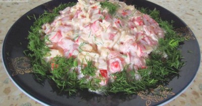 Салат с крабовыми палочками сыром и помидорами
