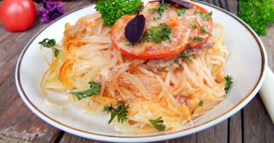 Спагетти с фаршем, помидорами и сыром в духовке