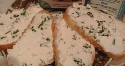 Творожный сыр с чесноком и базиликом на молоке и сыворотке