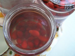 Компот кизил с персиком. kompot iz kizila na zimu 1537768115 6 min. Компот кизил с персиком фото. Компот кизил с персиком-kompot iz kizila na zimu 1537768115 6 min. картинка Компот кизил с персиком. картинка kompot iz kizila na zimu 1537768115 6 min. Компот из кизила на зиму готовится просто, без стерилизации. Ингредиенты в рецепте расчитаны на 3-х литровую банку. Объем сахара для компота корректируйте самостоятельно. Его можно взять немного больше или меньше, ориентируясь на свой вкус. И самое главное – компот из кизила получается действительно вкусным. Только не спешите его сразу пить. Чем больше он настаивается, тем насыщеннее становится вкус.
