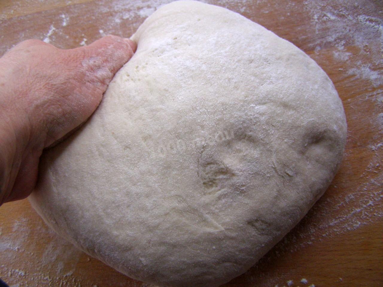 Тесто липнет. Как выглядит крутое тесто. Как выглядит сырое тесто. Что делать если тесто липнет к рукам.