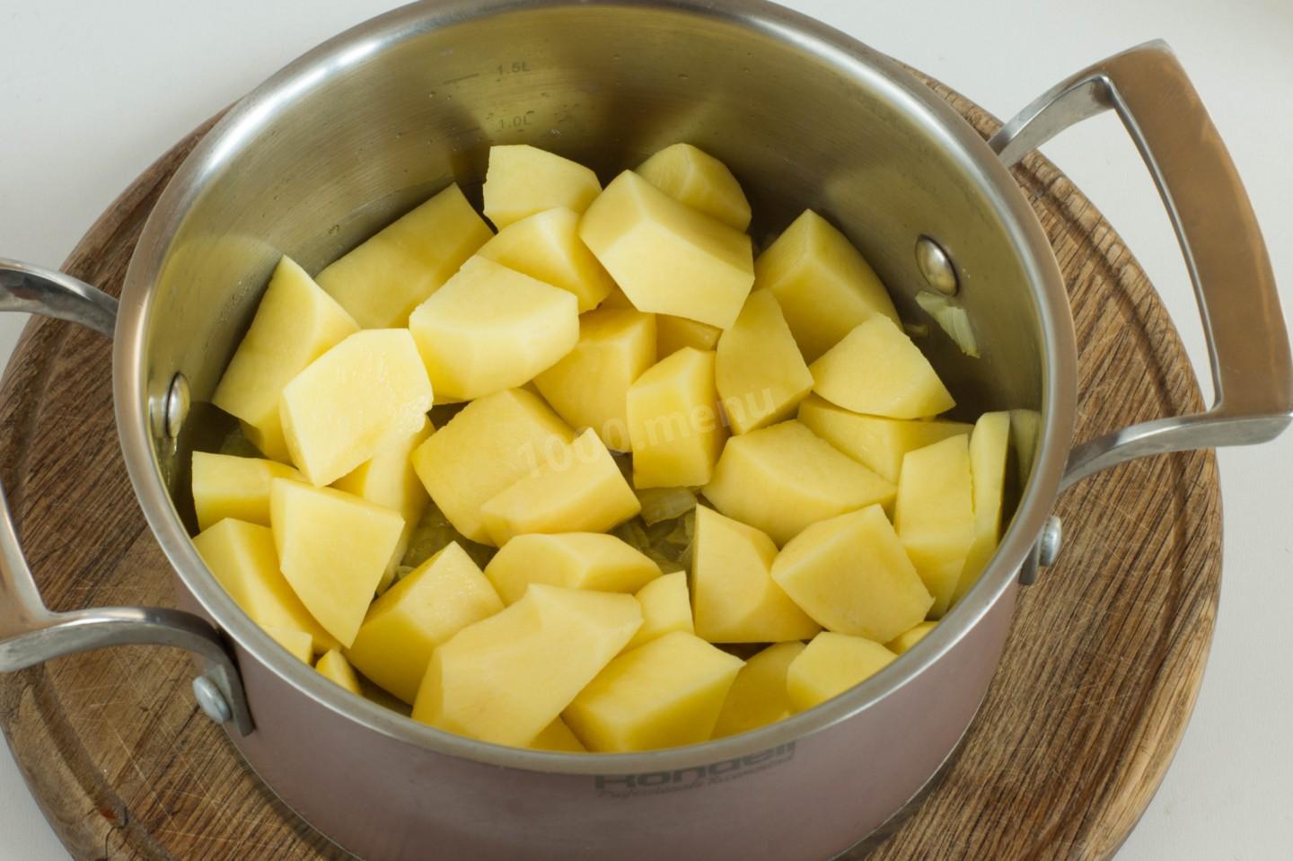 Картошка с водой в кастрюле. Картошка в кастрюле. Нарезанная картошка в кастрюле. Картошка отварная в кастрюле. Вареная картошка.