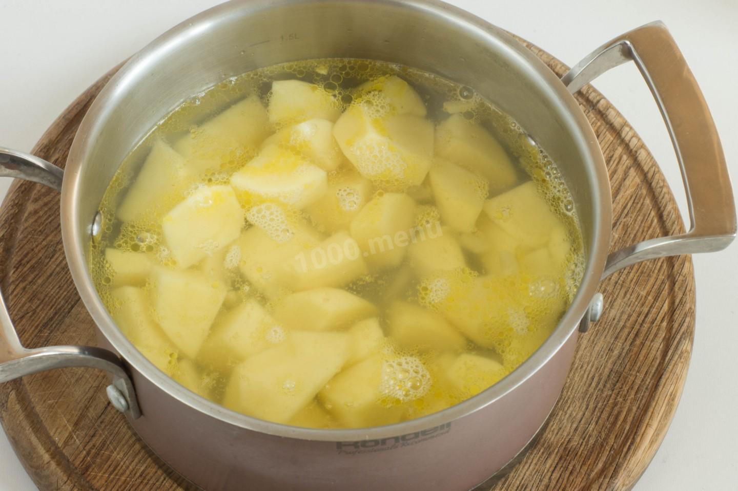 Варить картошку в кипящей воде. Картошка в кастрюле. Картофельное пюре в кастрюле. Вареный картофель в кастрюле. Суп пюре в кастрюле.
