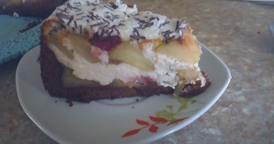 Шоколадно-творожный пирог с яблоками и вишнями