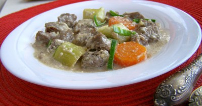 Мясо тушеное с овощами в сливках