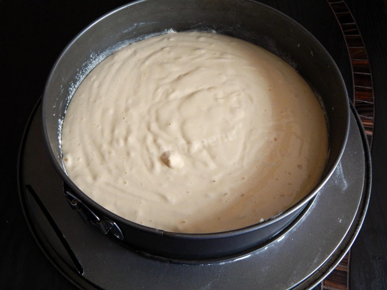 Смазанный маслом пирог. Тесто в разъемной форме. Форма для бисквита. Формы для бисквитного теста. Тесто для торта в форме.