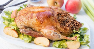 Утка с гречкой и яблоками запеченная в духовке