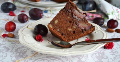 Шоколадный кекс со сливами и грецкими орехами