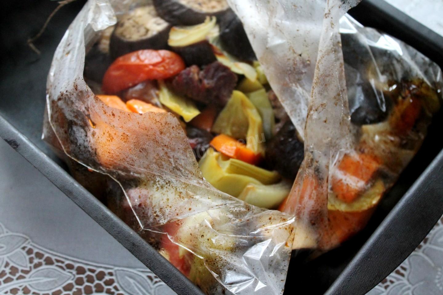 Мясо с овощами в рукаве в духовке