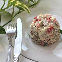 Рыбный салат с копченой скумбрией, солеными огурцами