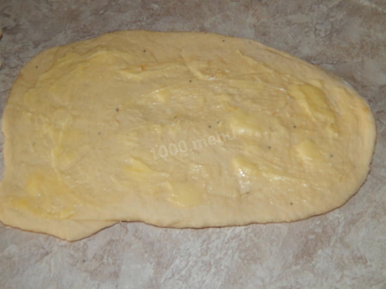 Рецепт теста для булочек в хлебопечке. 0,5 См теста это. Дрожжевое тесто промазанное сливочным маслом. Размять тесто кондитерским скребком. Тесто на Ханум в хлебопечке рецепт.