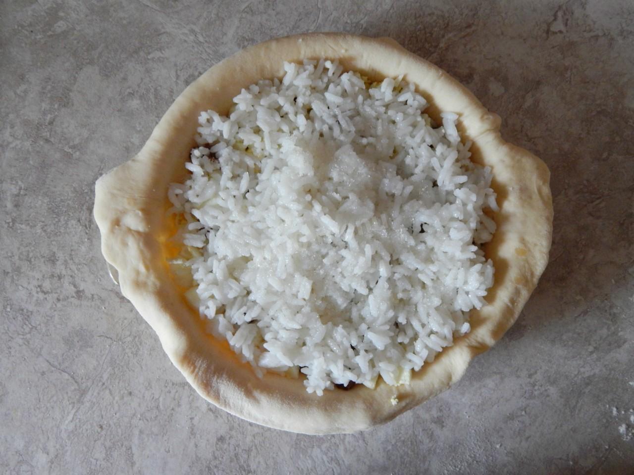 Татарская губадия с рисом изюмом