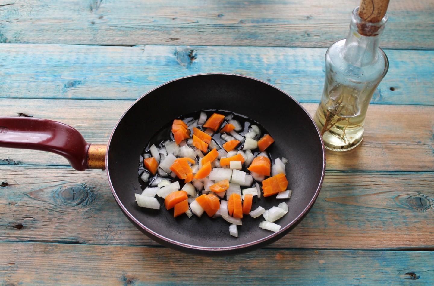 Морковь тушить в сковороде. Тушёная морковь кубиками в белой пассеровке.