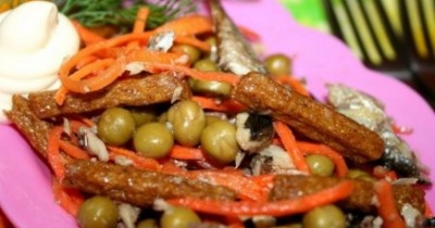 Салат корейская морковка шпроты сухарики