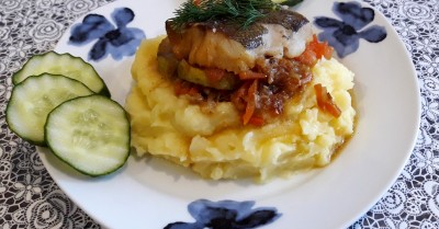 Рыбка на овощной подушке в духовке