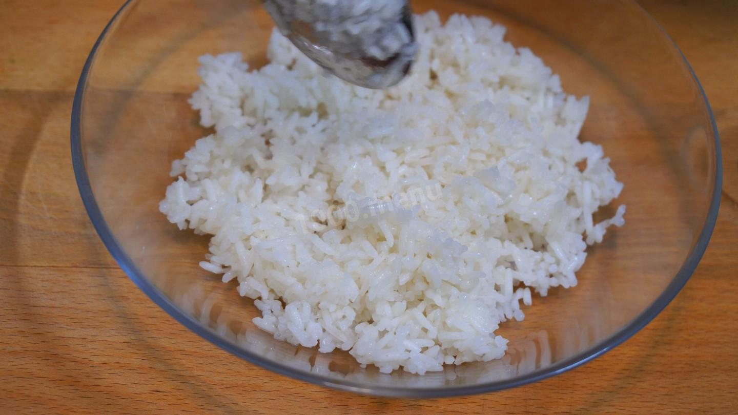 Рис на сковороде рецепт рассыпчатый сливочном масле. Промытый рис в тарелке. Рис рассыпчатый на скорую руку. Рис рассыпчатый на 200 гр. Персидский расыпчатыйрис.