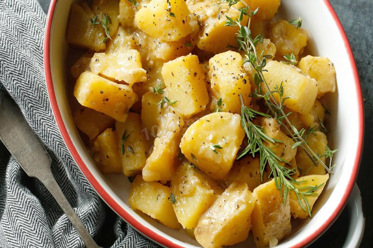 Тушеный картофель. Тушеная картошка. Тушеная картошка с овощами. Картофель тушеный с луком.