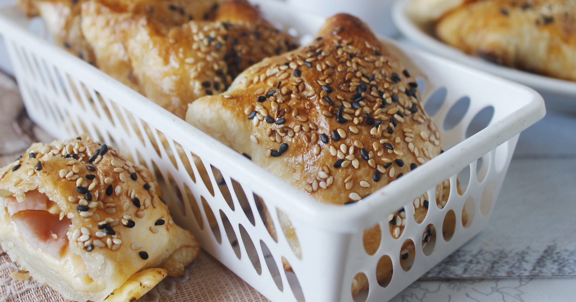 Слойки с ветчиной и сулугуни