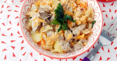 Печень в сметане с морковью и луком тушеная