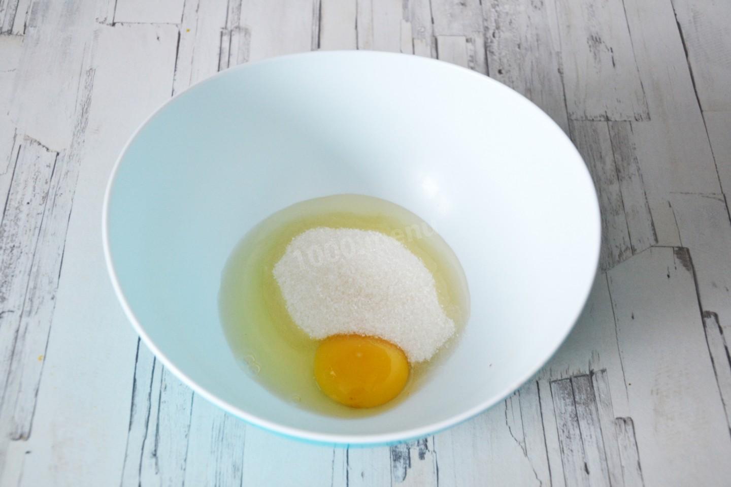 Кремовые яйца. Яйца в миске. Яйца с сахаром. Взболтанное яйцо. Яйца и сахар в миске.