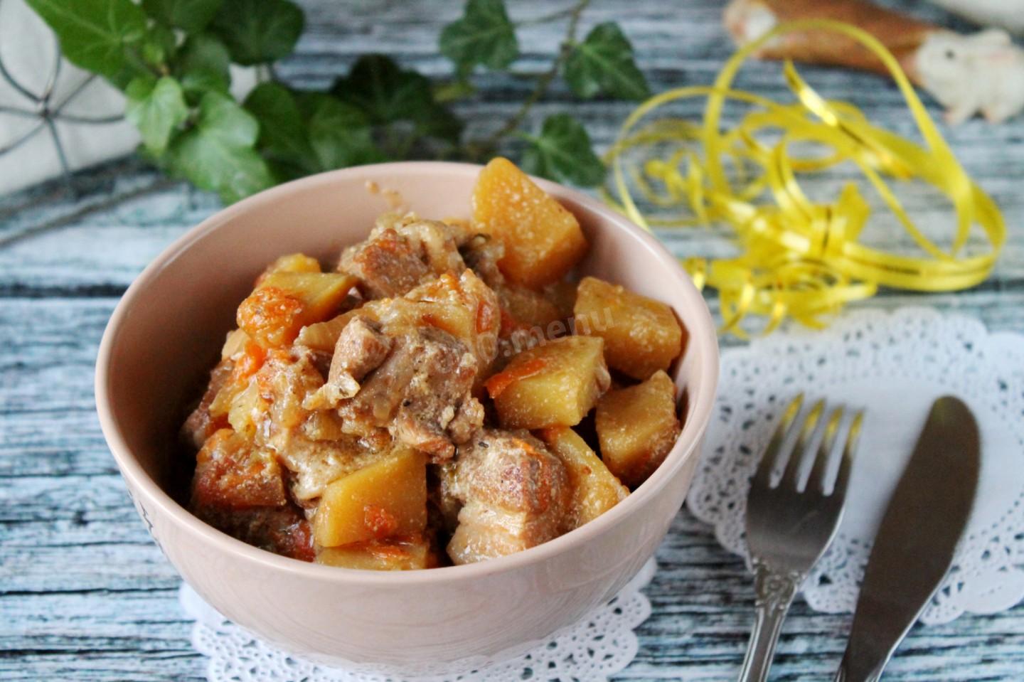 Рецепт тушеной картошки с мясом на сковороде. Тушёная картошка с мясом фото. Тушёная картошка с мясом в скороварке. Тушёная картошка с мясом в кастрюле со свининой.