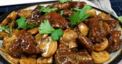 Утка на сковороде с соевым соусом грибами луком