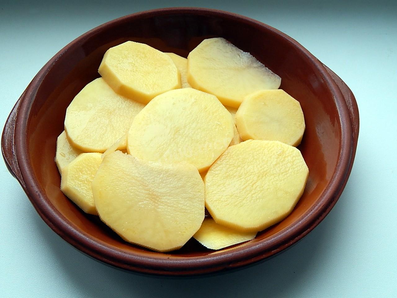 Картошка в соленой воде. Картофель кружочками. Картофель слайсы. Картофельные кружочки. Нарезка картофеля кружочками.